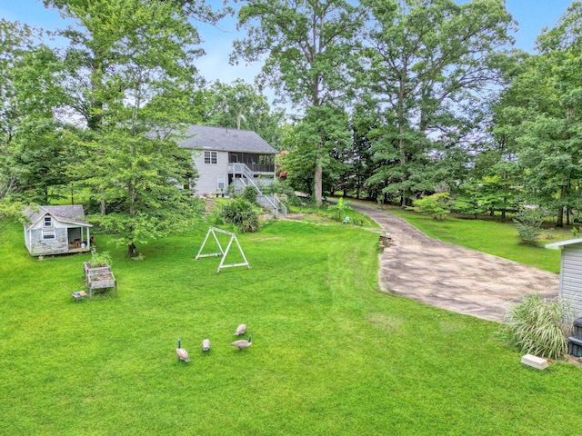 view of yard featuring an outbuilding