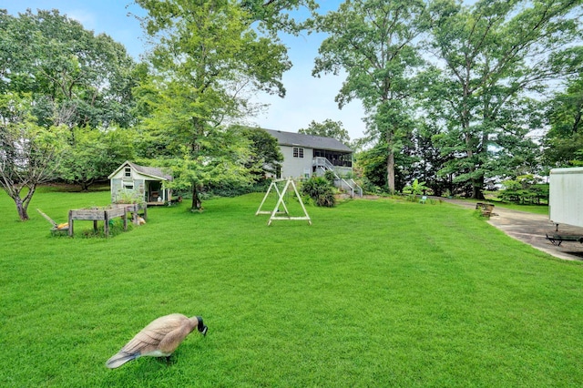 view of yard with an outdoor structure