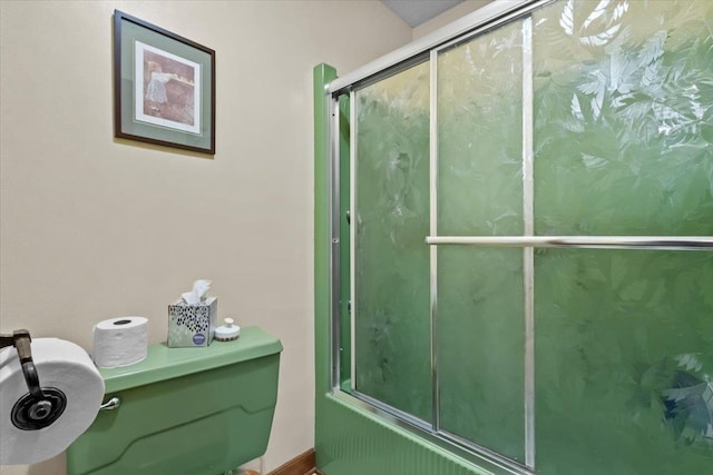 bathroom with combined bath / shower with glass door