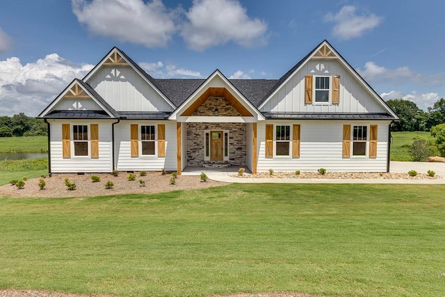 view of front of property featuring a front lawn