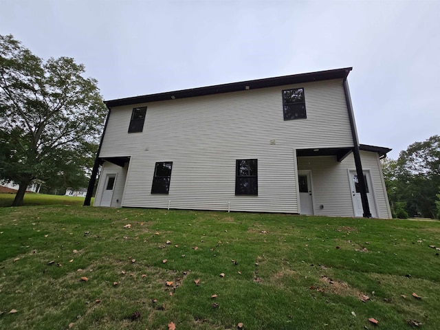 back of house featuring a yard