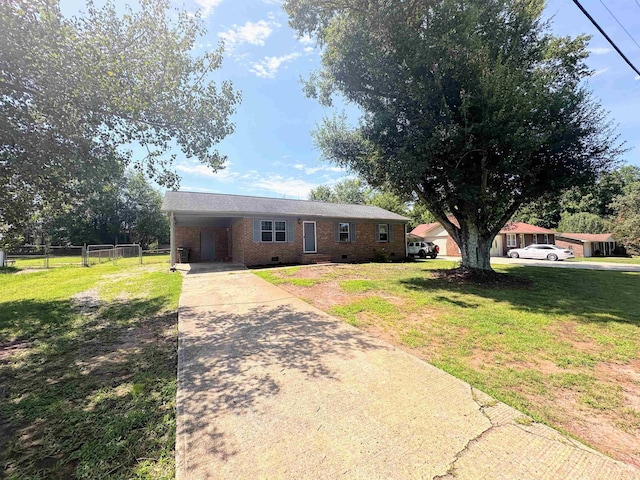 view of front facade featuring crawl space, driveway, fence, and a front yard