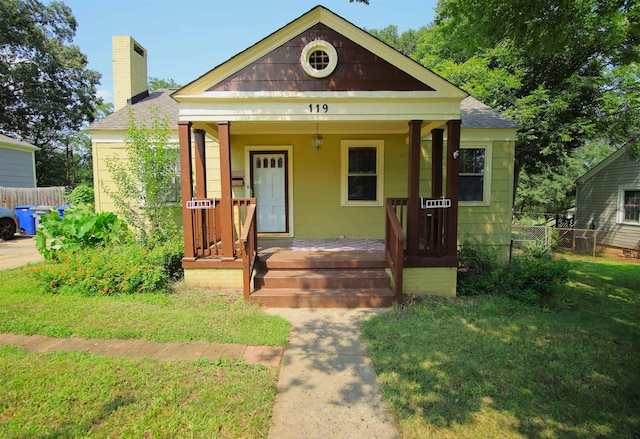 view of front facade with covered porch and a front yard