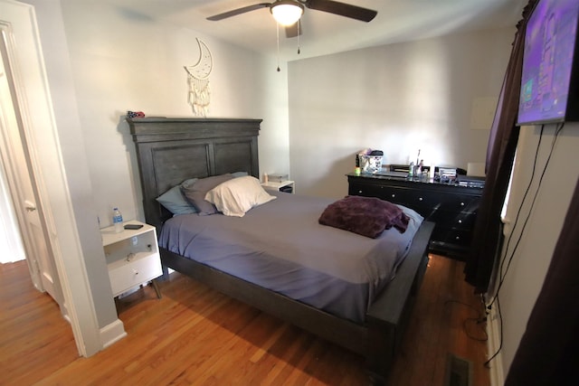 bedroom with dark wood-type flooring and ceiling fan