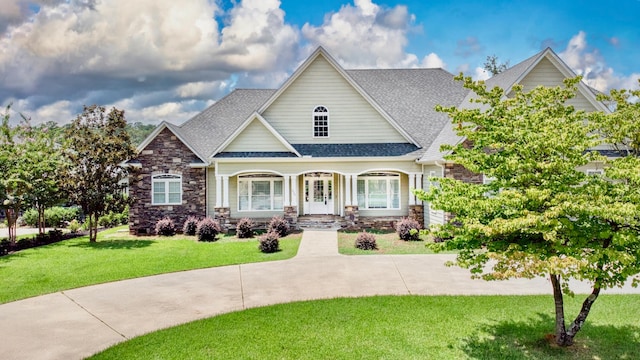 craftsman inspired home featuring a front lawn