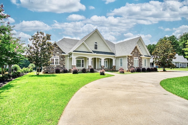 craftsman house featuring a front lawn