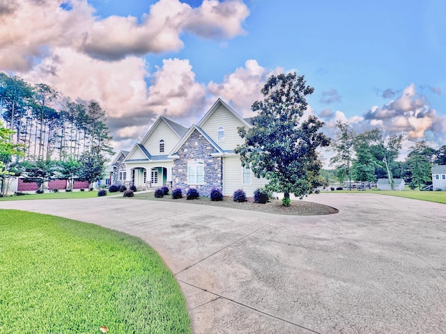 view of front of property featuring a front yard