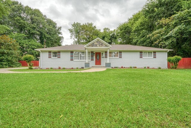 single story home featuring a front lawn