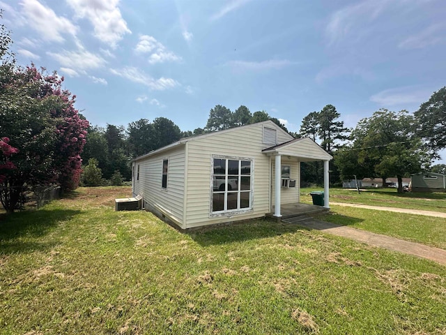 view of side of property featuring a lawn