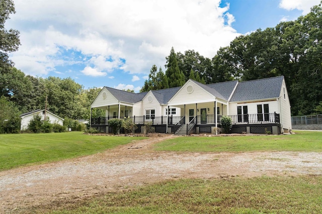 view of front facade featuring a front lawn and a porch