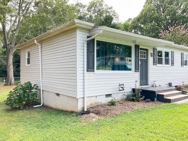 view of front facade with a front lawn and crawl space