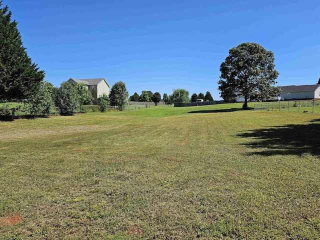 view of yard featuring a rural view