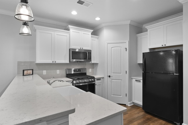 kitchen featuring visible vents, stainless steel appliances, a peninsula, and white cabinetry