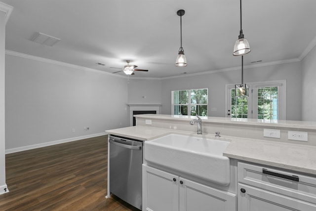 kitchen featuring visible vents, dishwasher, ornamental molding, dark wood-style flooring, and a sink