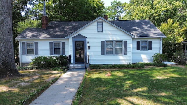 view of front of property featuring a front lawn