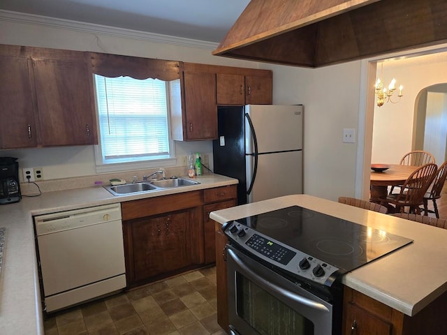 kitchen featuring ornamental molding, stainless steel appliances, an inviting chandelier, and sink