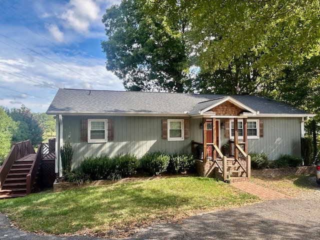 view of front of property with a front yard