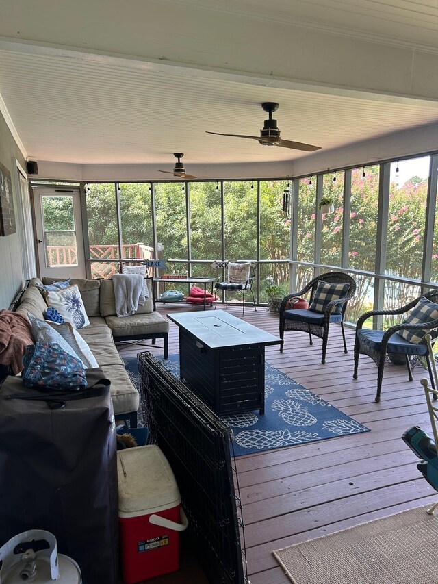 sunroom with ceiling fan