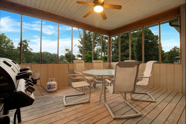 sunroom / solarium with ceiling fan