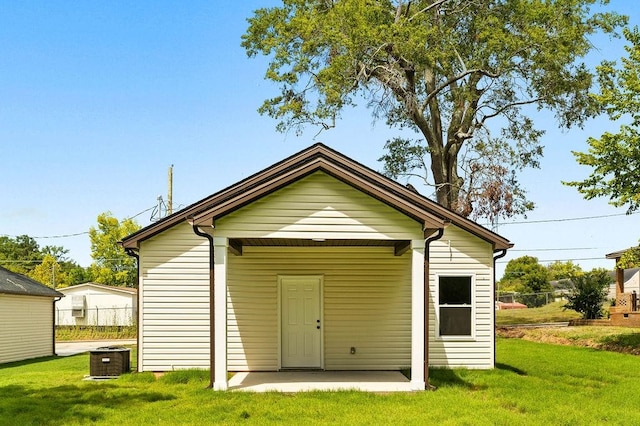 view of outdoor structure with central AC unit and a lawn