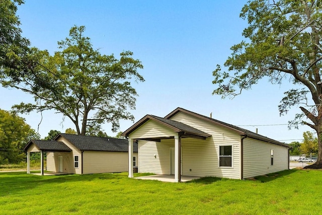 view of front of home featuring a patio area and a front yard