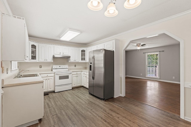 kitchen featuring crown molding, white electric range, wood-type flooring, ceiling fan, and stainless steel fridge with ice dispenser