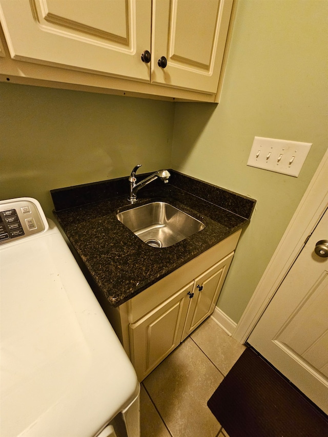 clothes washing area with washer / clothes dryer, light tile patterned floors, and sink