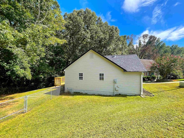 view of side of property featuring a lawn