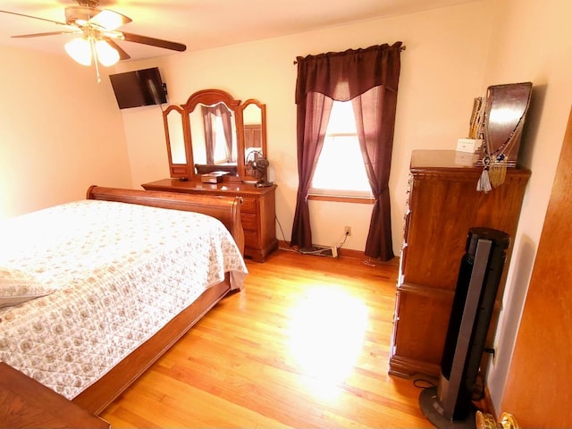 bedroom featuring light wood-style flooring and a ceiling fan