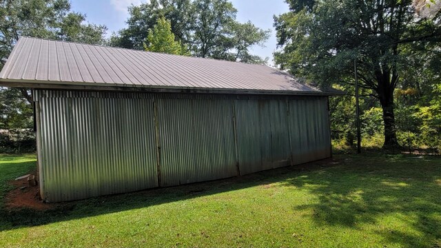 view of pole building featuring a lawn