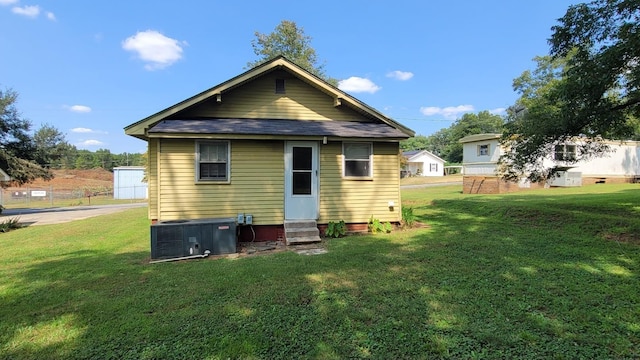 view of yard with an outbuilding and fence