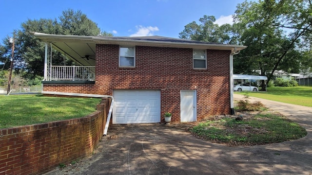 view of front facade featuring entry steps and a front yard