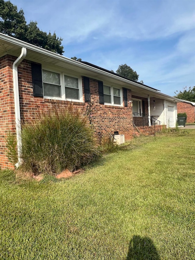 view of front facade with a front yard