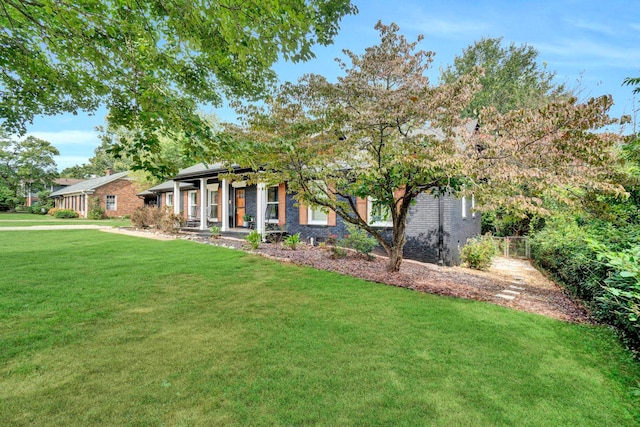 view of front facade featuring a front lawn