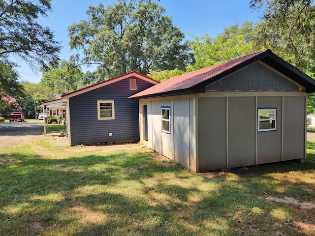 back of house featuring a lawn