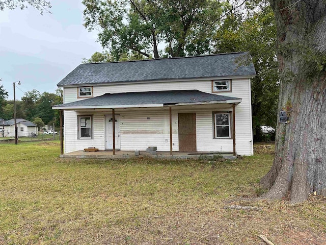 view of front of house featuring a front lawn