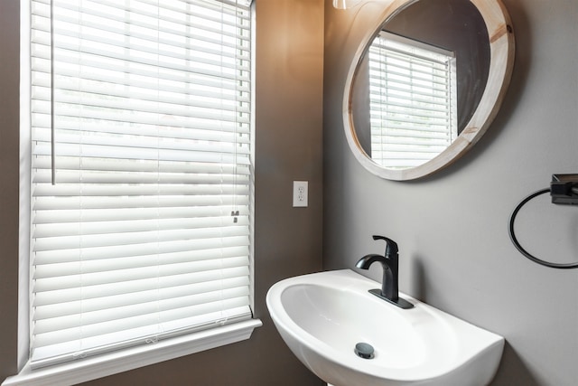 bathroom featuring sink