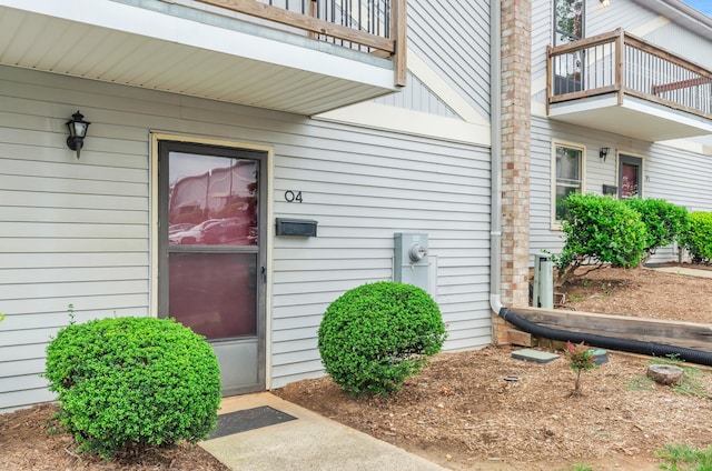 property entrance featuring a balcony