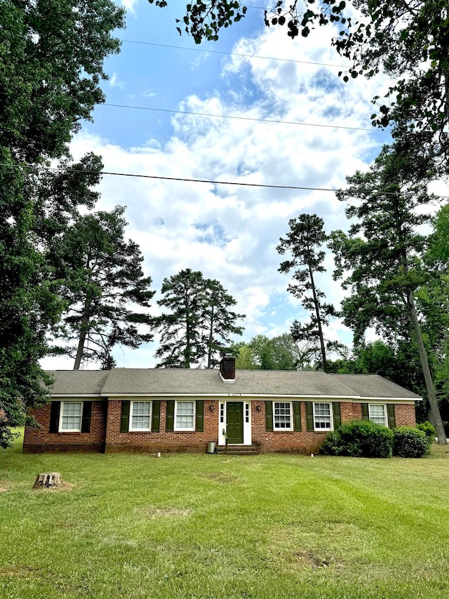 single story home featuring a front lawn