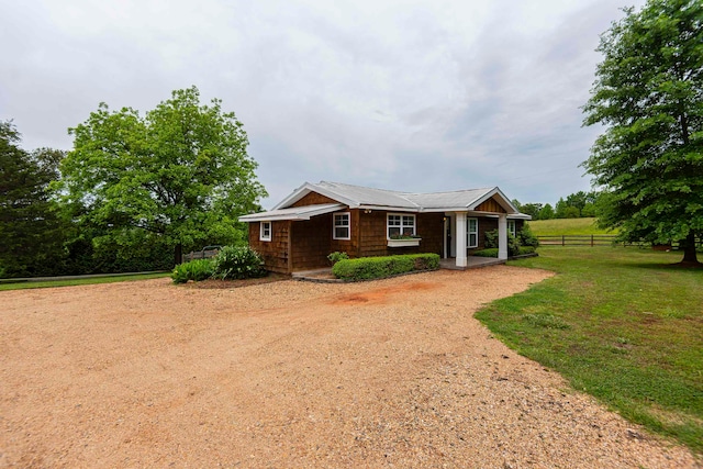 ranch-style home featuring a front lawn