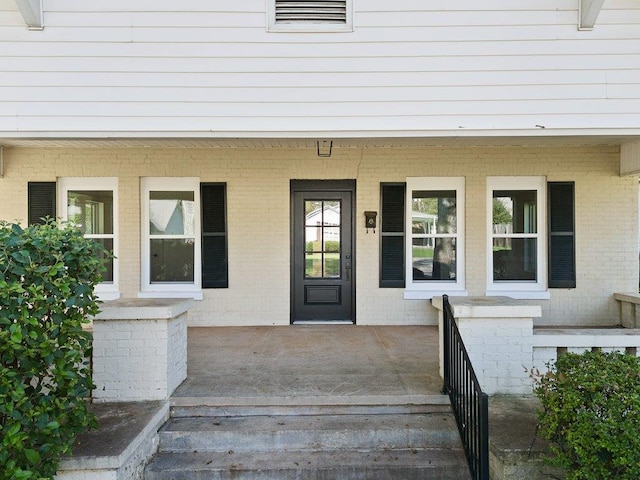 entrance to property featuring covered porch