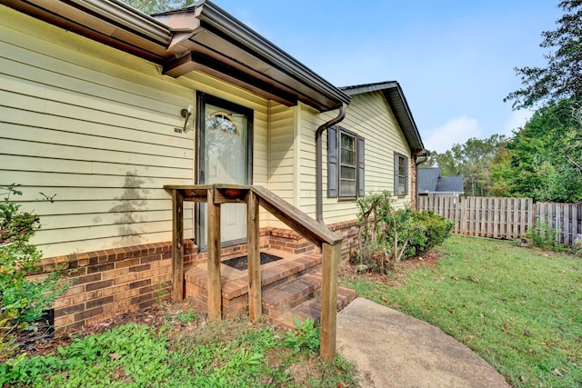 property entrance featuring a yard