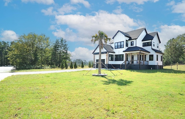 view of front facade featuring a front lawn