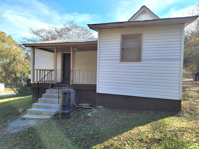 view of front of property with a front yard