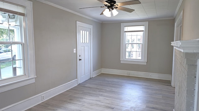 foyer featuring crown molding, light hardwood / wood-style flooring, and ceiling fan