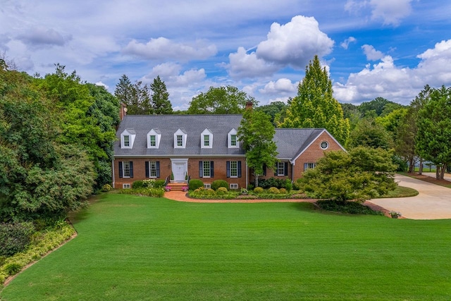 cape cod-style house featuring a front lawn