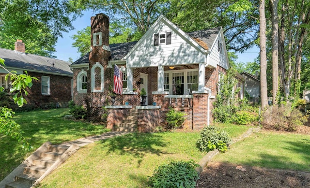 view of front of home featuring a front lawn