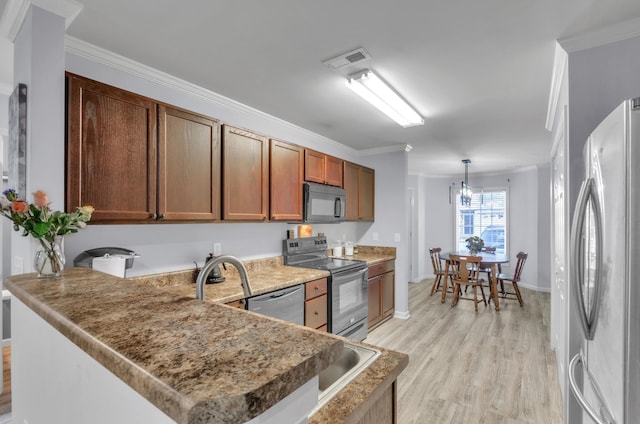 kitchen with kitchen peninsula, light hardwood / wood-style floors, stainless steel appliances, decorative light fixtures, and crown molding