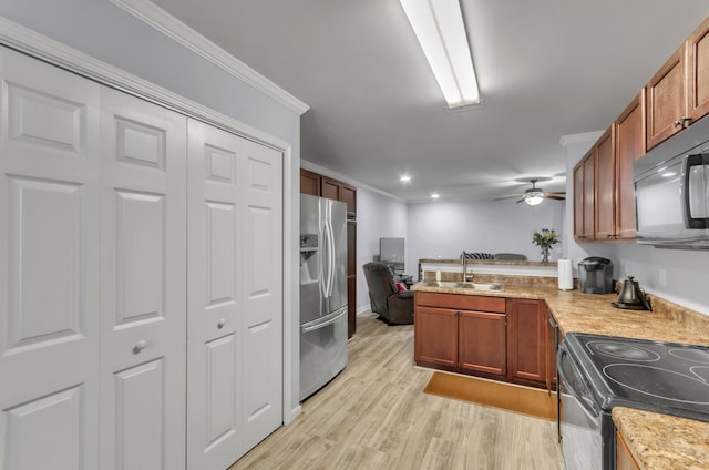 kitchen featuring kitchen peninsula, ceiling fan, appliances with stainless steel finishes, light wood-type flooring, and ornamental molding