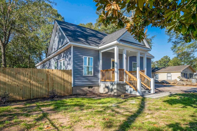 view of front of property with a front yard